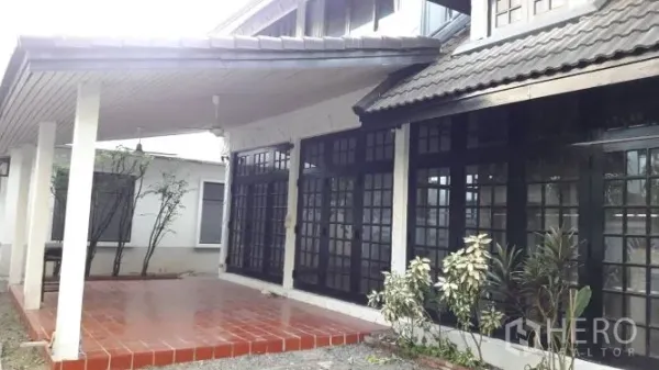 บ้าน ให้เช่าในYan Nawa, Bangkok - ชานบ้านมุงหลังคา พร้อมผนังประตูหน้าต่างกระจกกรอบดำแบบเฟรนช์ทั้งแผง