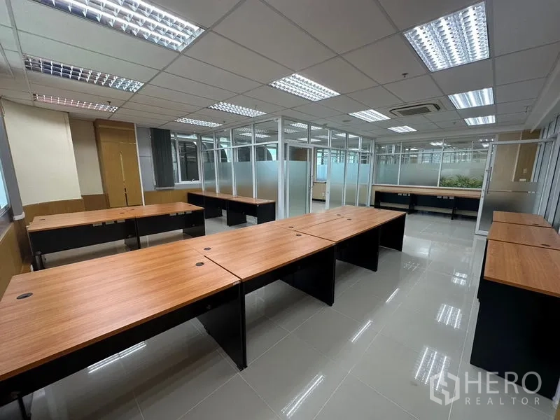 办公空间 出租在Suan Luang, Bangkok - 宽敞的开放工位区，多个工作站，瓷砖地面与玻璃分隔的独立房间。