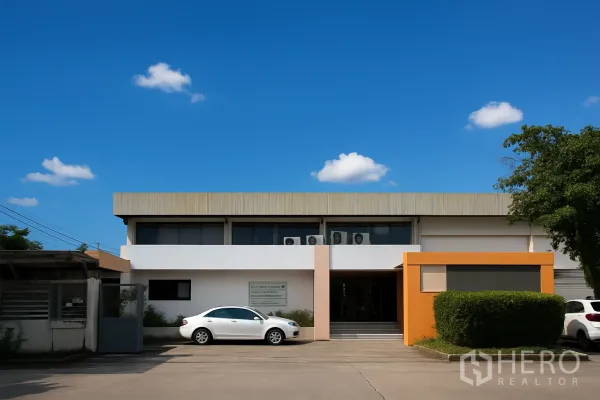 工厂 出售在Khlong Toei, Bangkok - 两层厂房办公楼外观，前方可停车，天空晴朗