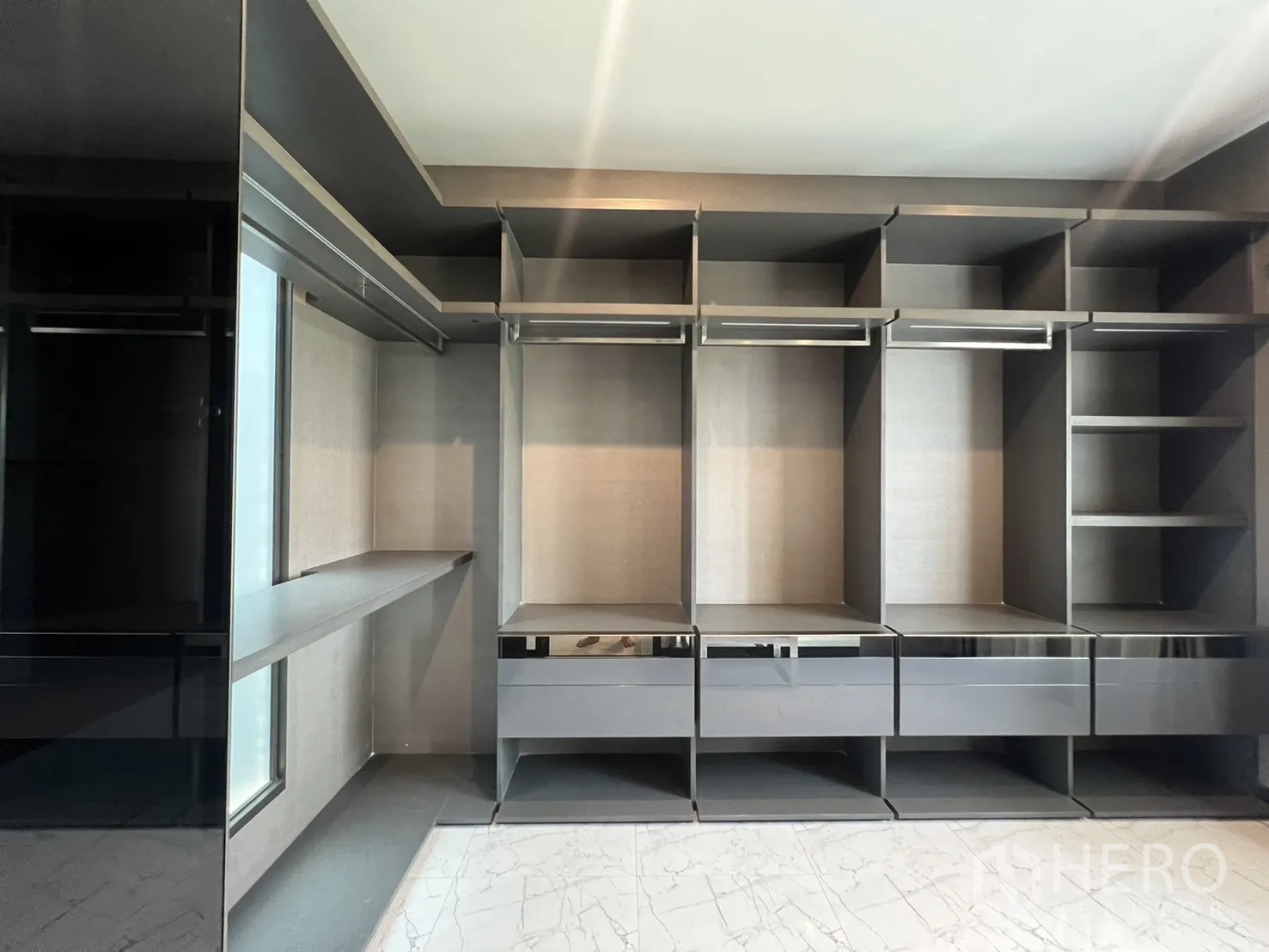 联排别墅 出租在Lat Phrao, Bangkok - 衣帽間另一視角，帶窗、抽屜與層架。