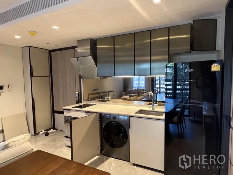 คอนโด ให้เช่าในKhlong Toei, Bangkok - ครัวกะทัดรัด เตาอินดักชัน อ่างล้างจาน ตู้เย็นสีดำ และเครื่องซักอบในตัว