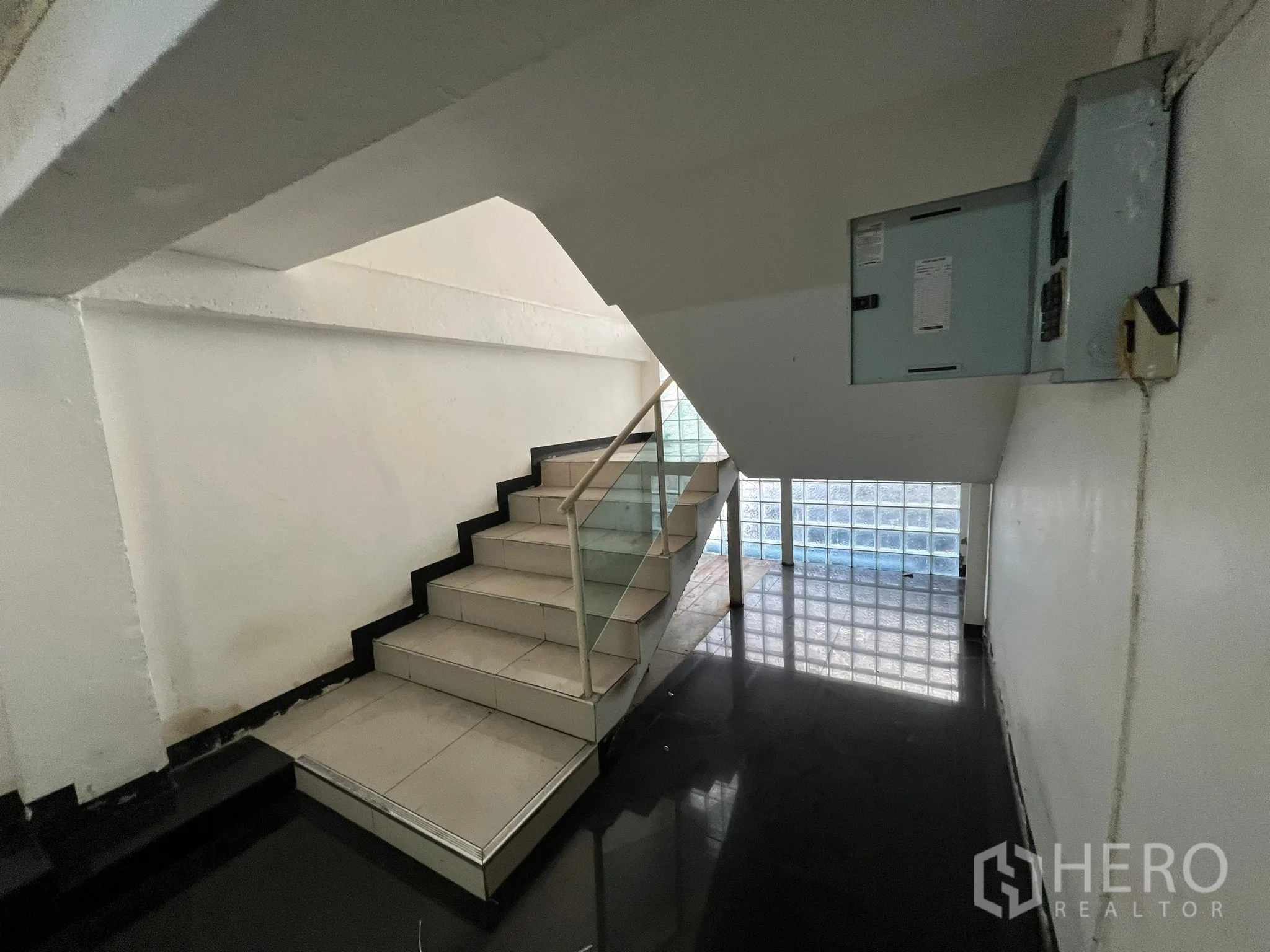 อาคารพาณิชย์ ให้เช่าในKhlong Toei, Bangkok - บันไดทางขึ้น ผนังกระจกบล็อกช่วยรับแสงธรรมชาติ