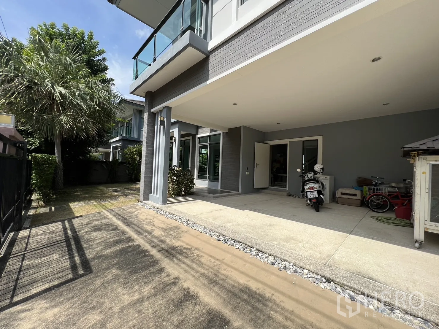 Detached House for sale in Suan Luang, Bangkok - Covered double carport and side garden beside the house.