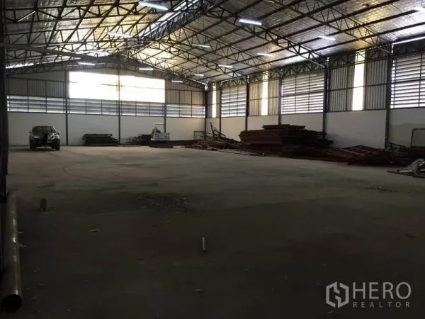 货栈 出租在Saphan Sung, Bangkok - 高挑仓库区，通风百叶与充足采光，大面积无柱空间适合仓储或轻型生产。