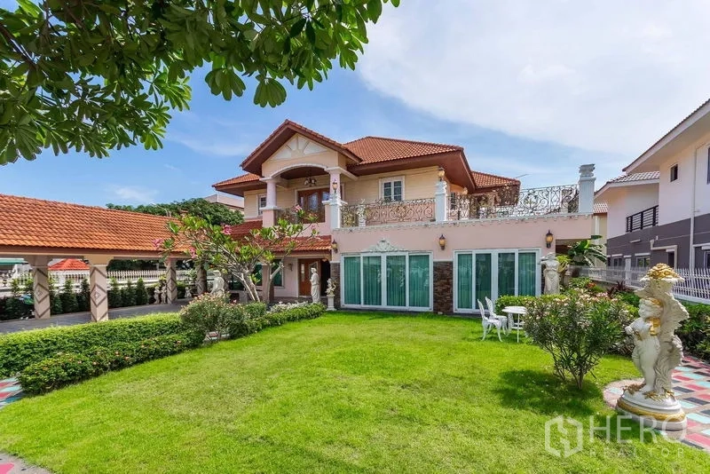 独立式住宅 出租或出售在Bang Khen, Bangkok - 两层独栋别墅，红瓦屋顶、草坪花园与宽阔露台，位于Bang Khen。