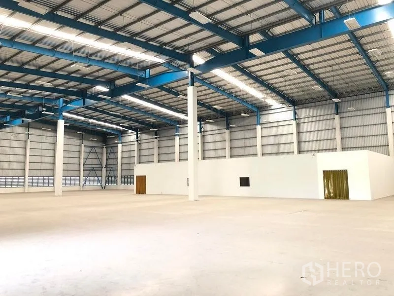 货栈 出租在Bang Phli, Samut Prakan - 仓库内部高挑空间，钢结构屋顶与平整地面
