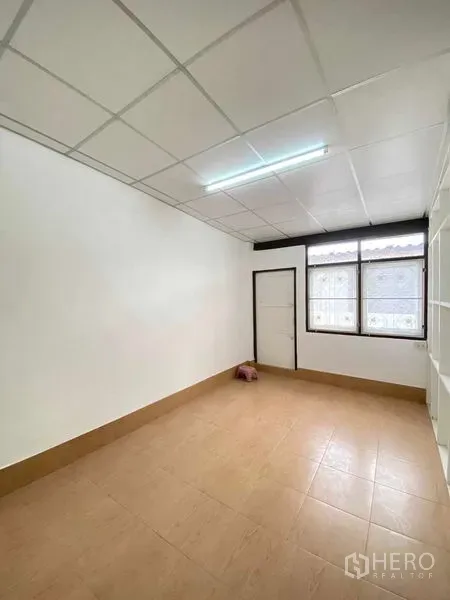 店屋 出售在Phra Khanong, Bangkok - 小巧房间，瓷砖地面与格栅吊顶，带窗采光良好。