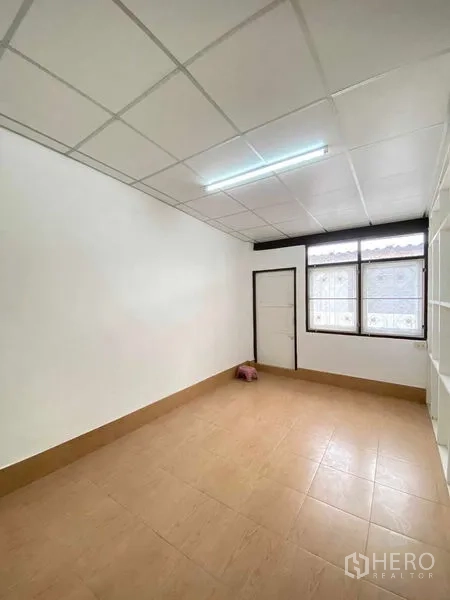 店屋 出售在Phra Khanong, Bangkok - 小巧房间，瓷砖地面与格栅吊顶，带窗采光良好。