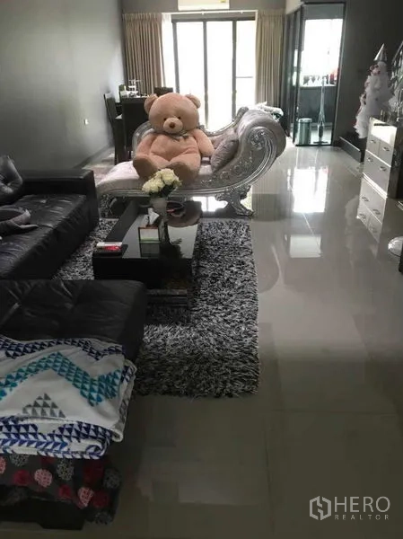 ทาวน์เฮาส์ ให้เช่า - ห้องนั่งเล่นโอเพนแพลน โซฟาหนัง พรมฟูนุ่ม โต๊ะกลางกระจก และประตูกระจกบานเลื่อน