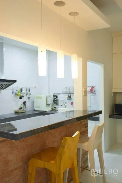 带办公室的家 出租在Wang Thonglang, Bangkok - 带吊灯的吧台区，连接现代厨房