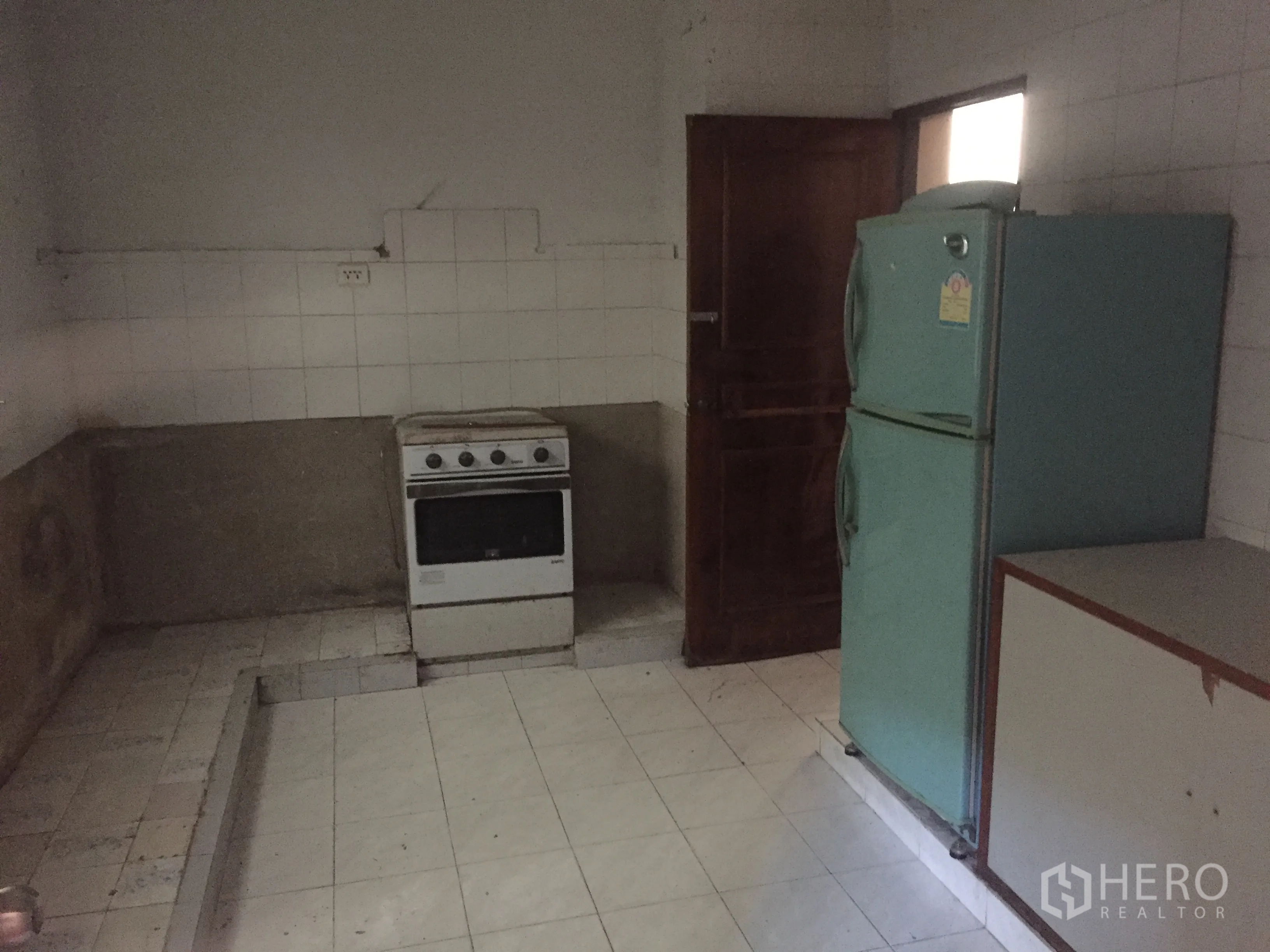 สำนักงานที่บ้าน ขายในWatthana, Bangkok - ครัวแบบเรียบง่าย มีเตาอบตั้งพื้นและตู้เย็นสองประตู ห้องปูกระเบื้องทั้งพื้นและผนัง.