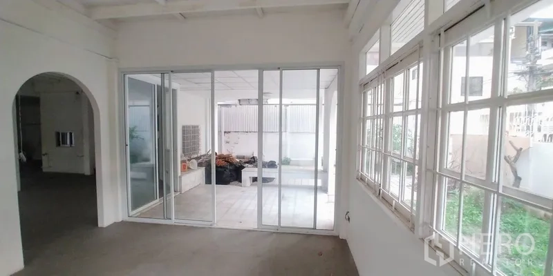 บ้าน ให้เช่าหรือขายในSathon, Bangkok - ห้องกระจกมองออกสู่เฉลียงและสวน