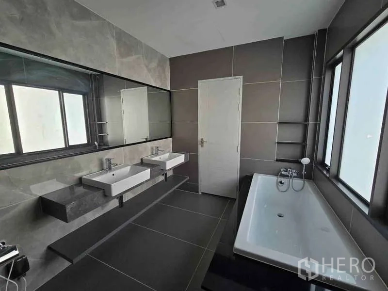 บ้าน ให้เช่าในBang Phli, Samut Prakan - ห้องน้ำสมัยใหม่ อ่างล้างหน้าคู่ กระจกยาว และอ่างอาบน้ำริมหน้าต่าง