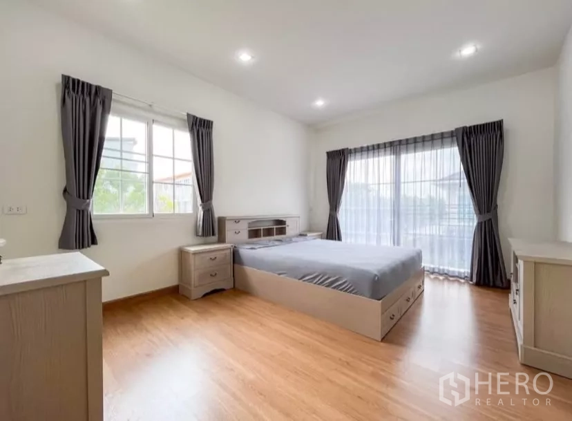 独立式住宅 出租在Chom Thong, Bangkok - 主卧通过落地推拉门通往阳台。