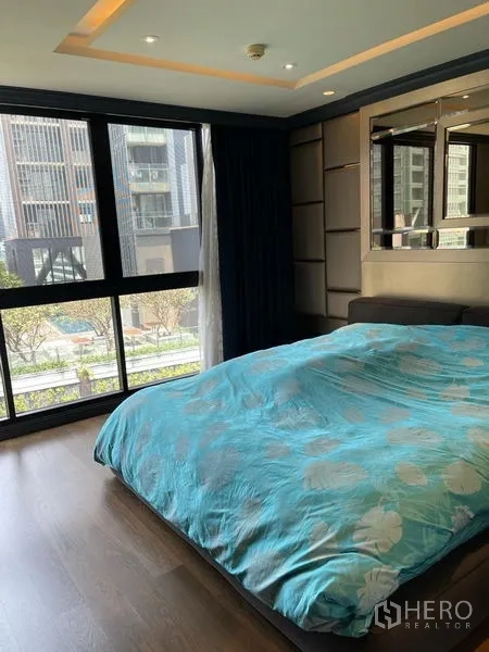 คอนโด ให้เช่าหรือขายในSathon, Bangkok - ห้องนอนพร้อมหน้าต่างบานใหญ่ มองเห็นสวนและสระว่ายน้ำของคอนโดในสาทร