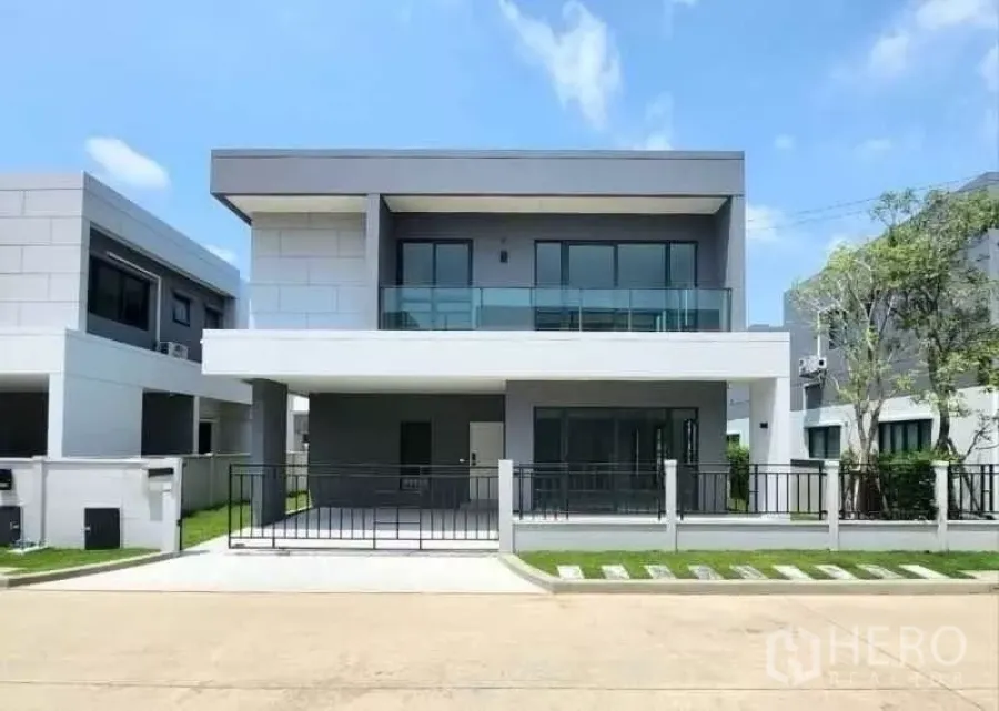 Detached House for rent in Bang Phli, Samut Prakan - Modern two-storey detached house with glass balcony and gated front yard in Bang Phli.