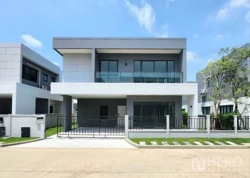Detached House for rent in Bang Phli, Samut Prakan - Modern two-storey detached house with glass balcony and gated front yard in Bang Phli.