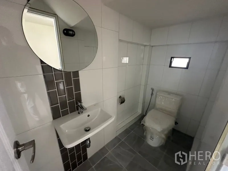 สำนักงานที่บ้าน ให้เช่าในWang Thonglang, Bangkok - ห้องน้ำกระเบื้องสีขาวพร้อมกระจกกลมและโซนอาบน้ำ