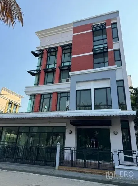 สำนักงาน ให้เช่าในBang Kho Laem, Bangkok - มุมด้านหน้าของอาคารสำนักงานโมเดิร์น กระจกบานใหญ่พร้อมกันสาด