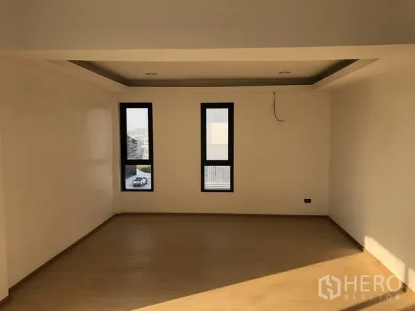 โรงงาน ขายในThanyaburi, Pathum Thani - ห้องออฟฟิศกว้าง ฝ้าเพดานหลุม และหน้าต่างแนวตั้งบานแคบ