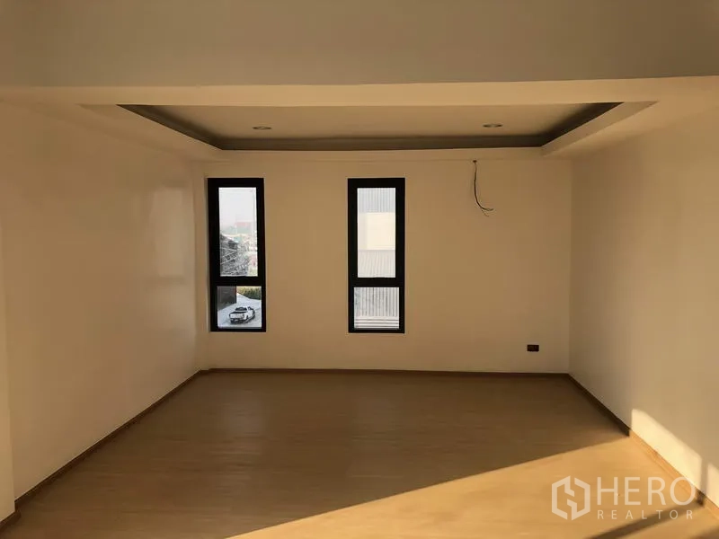 โรงงาน ขายในThanyaburi, Pathum Thani - ห้องออฟฟิศกว้าง ฝ้าเพดานหลุม และหน้าต่างแนวตั้งบานแคบ