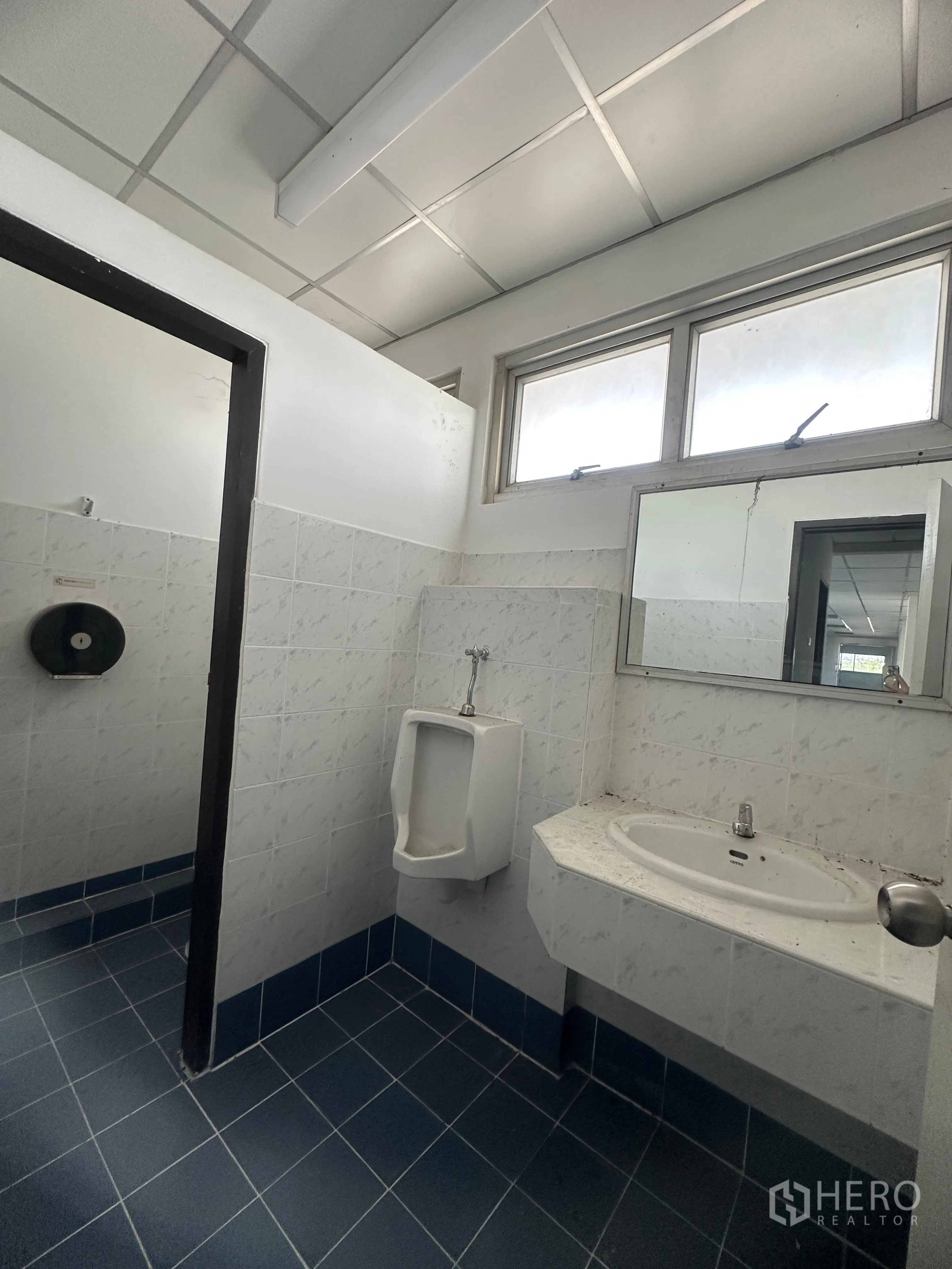 โรงงาน for rent in Bang Pa-in, Phra Nakhon Si Ayutthaya - ห้องน้ำปูกระเบื้องพร้อมโถปัสสาวะ อ่างล้างมือ และหน้าต่าง