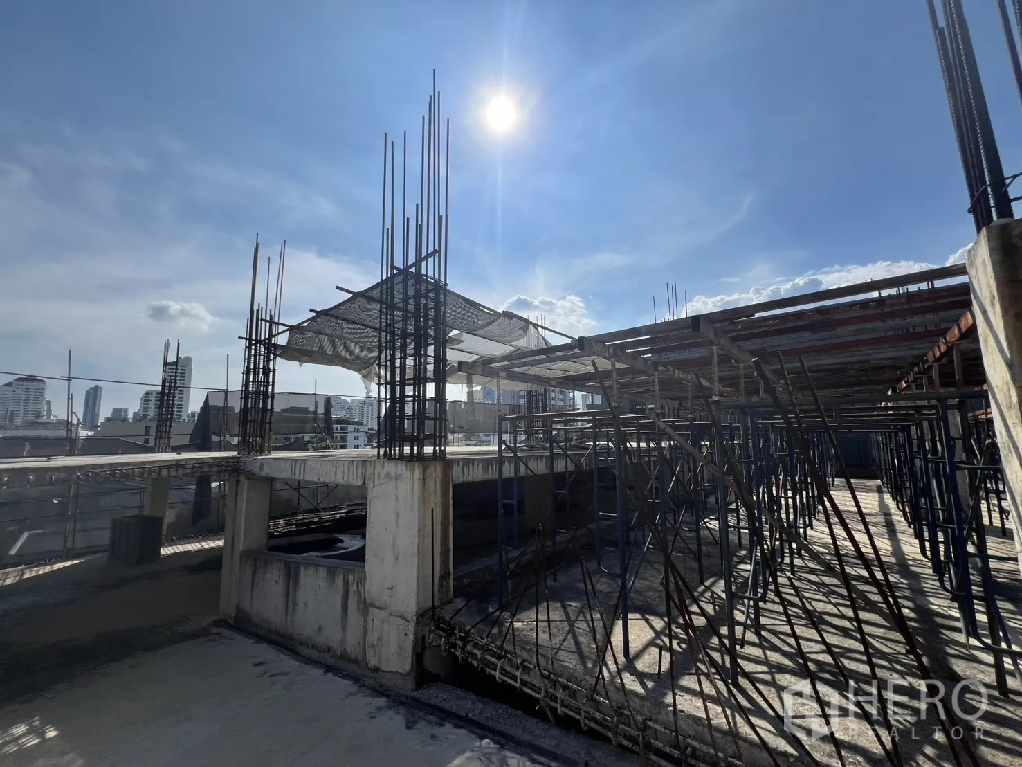 独立商业地产 出售在Watthana, Bangkok - 屋面施工区，脚手架与强烈日光。