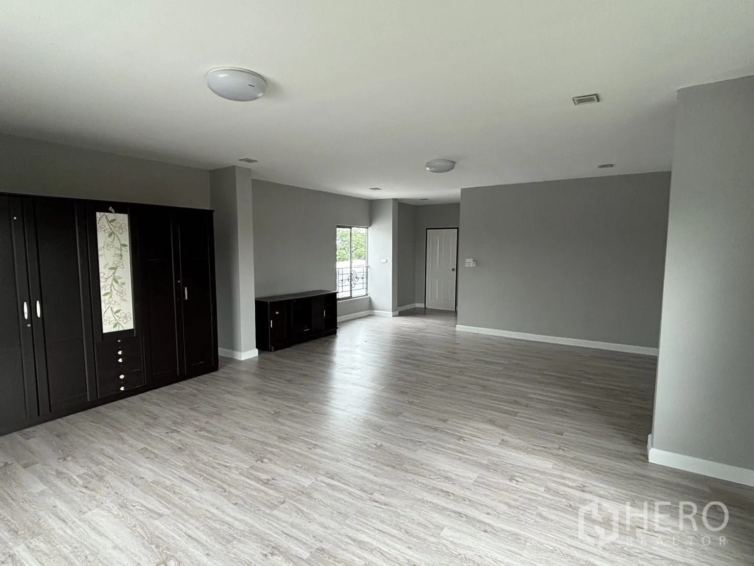 คลังสินค้า ให้เช่าหรือขายในWang Thonglang, Bangkok - อีกมุมของห้องเดียวกัน พร้อมตู้เสื้อผ้าบิวท์อิน