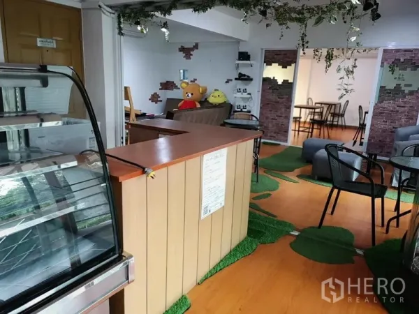 零售空间 出租在Khlong Toei, Bangkok - 素坤逸商铺内的咖啡式吧台与玻璃展示柜及座位区