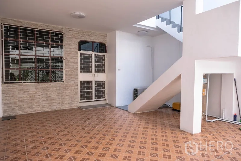 สำนักงานที่บ้าน ให้เช่าในKhlong Toei, Bangkok - ที่จอดรถในร่ม พื้นกระเบื้องลาย พร้อมประตูเหล็กนิรภัย