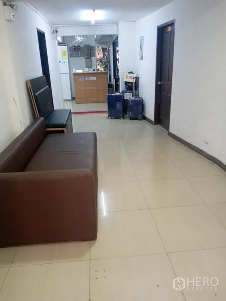 พื้นที่ขายปลีก ให้เช่าในKhlong Toei, Bangkok - โถงยาวมีที่นั่งและเคาน์เตอร์ต้อนรับด้านในสุด