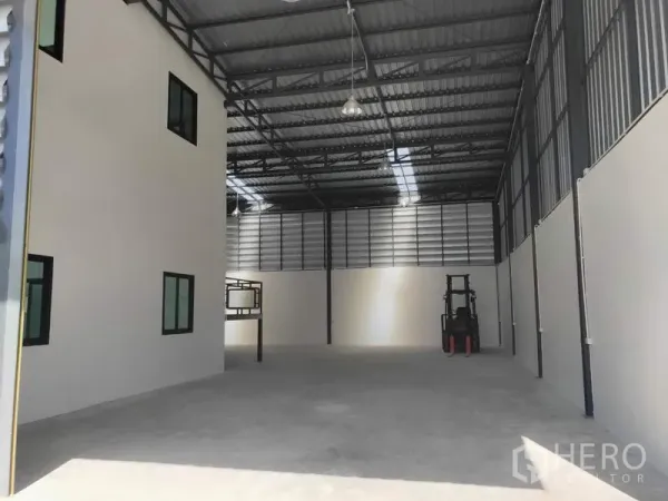 โรงงาน ให้เช่าในLam Luk Ka, Pathum Thani - พื้นโกดังเพดานสูง ไฟแขวนสว่าง พื้นที่รองรับรถฟอร์คลิฟต์ข้างออฟฟิศ