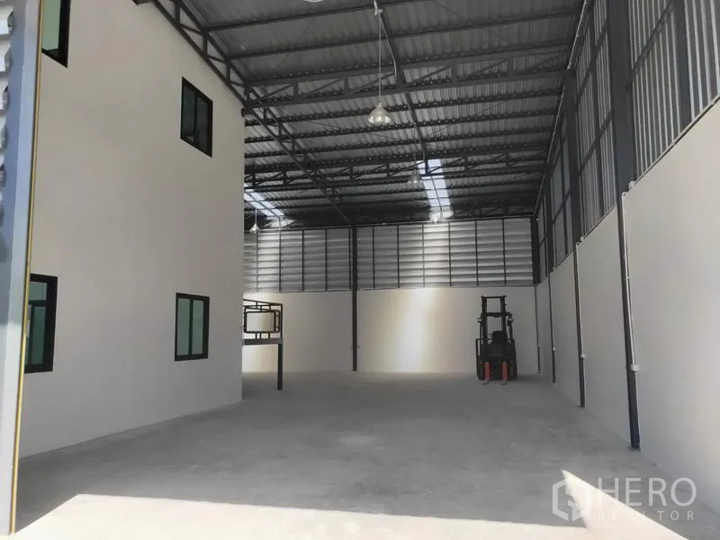 โรงงาน ให้เช่าในLam Luk Ka, Pathum Thani - พื้นโกดังเพดานสูง ไฟแขวนสว่าง พื้นที่รองรับรถฟอร์คลิฟต์ข้างออฟฟิศ