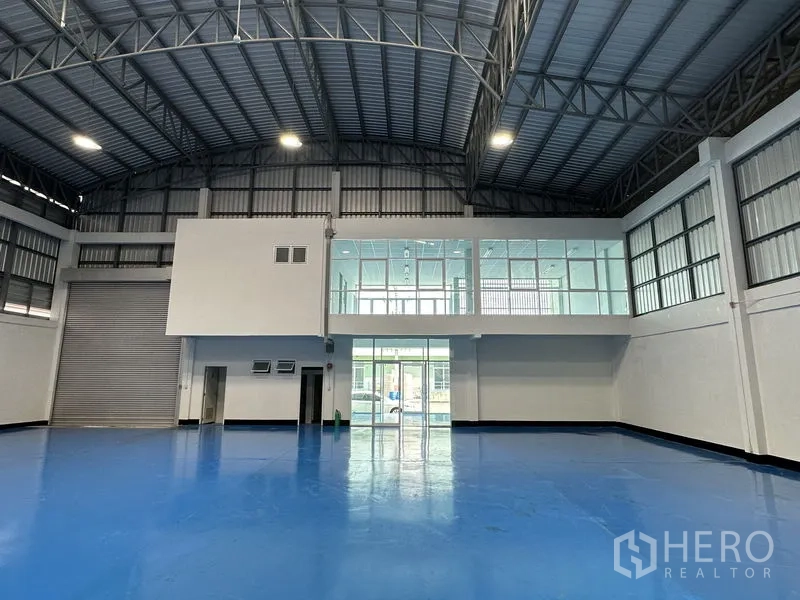 โรงงาน ให้เช่าในKhlong Luang, Pathum Thani - ภายในโกดังมีประตูม้วนขนถ่ายสินค้า และชั้นลอยสำนักงานกระจกมองลงสู่พื้นที่ผลิต