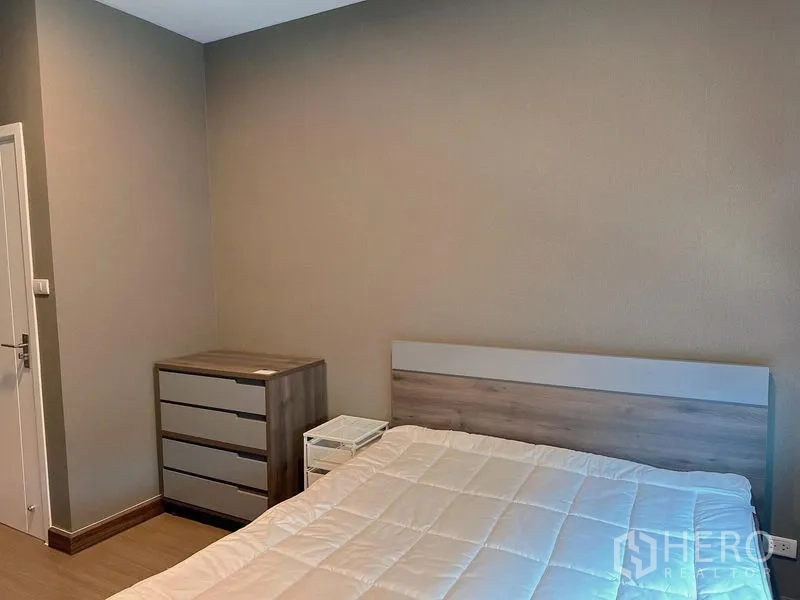 独立式住宅 出售 - 另一间卧室，床与抽屉柜置于咖色特色墙前