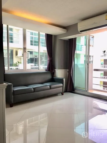 คอนโด ให้เช่าในKhlong Toei, Bangkok - มุมนั่งเล่นติดระเบียง พร้อมโซฟาและหน้าต่างบานกว้าง