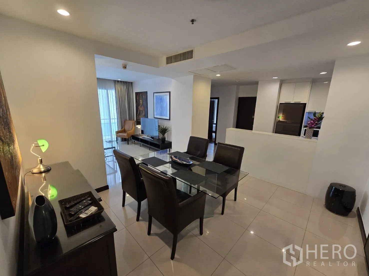คอนโด for rent or sale in Watthana, Bangkok - ห้องน้ำสว่างมีอ่างอาบน้ำ เคาน์เตอร์หินอ่อน และกระจกบานใหญ่.