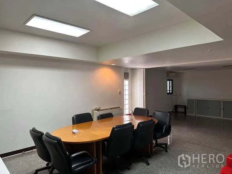 工厂 出租或出售在Bang Phli, Samut Prakan - 会议室，椭圆形会议桌、多把椅子与嵌灯照明。