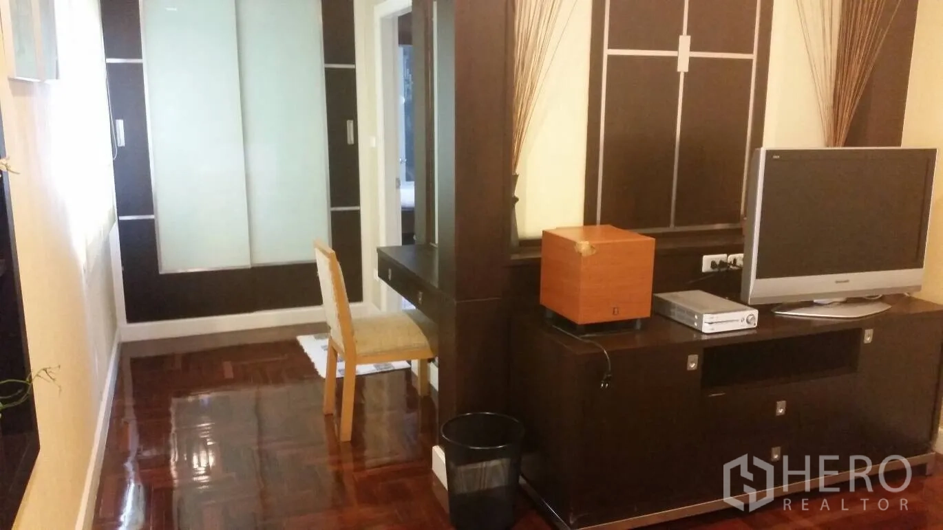 บ้าน ให้เช่าในLat Krabang, Bangkok - มุมทำงานในห้องนอน พร้อมโต๊ะเครื่องแป้ง ตู้เสื้อผ้าบิวต์อิน และตู้ทีวี