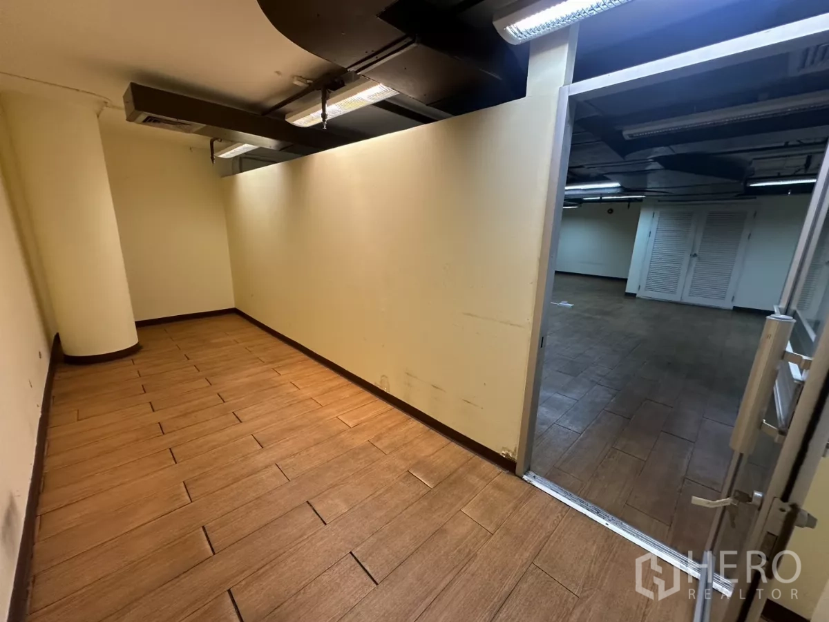 คลังสินค้า ให้เช่า - ห้องกั้นขนาดกะทัดรัดติดกับโถงหลัก เพดานเดินท่อแอร์และพื้นกระเบื้อง