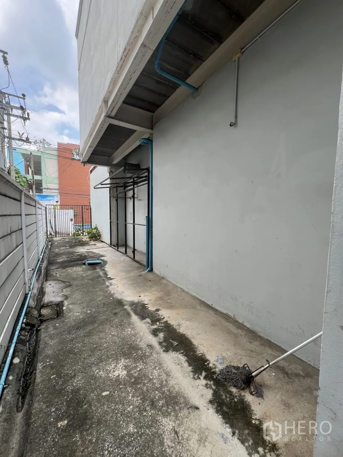 พื้นที่ขายปลีก ให้เช่าในWatthana, Bangkok - โซนเก็บของ/ยูทิลิตี้มุงหลังคา มีเคาน์กรีตและร่องรอยการใช้งาน