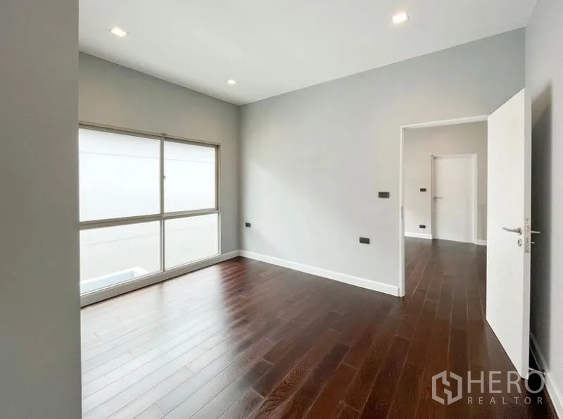 独立式住宅 出租 - 采光充足的卧室，大窗与抛光木地板。