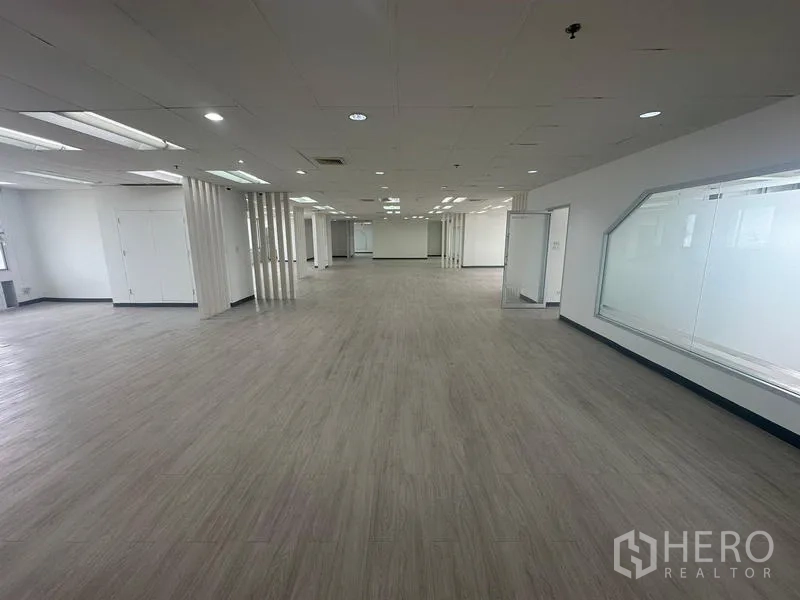 สำนักงาน ให้เช่า - ชั้นออฟฟิศแผนผังเปิด มีผนังกระจกภายใน พื้นไวนิล และโคมไฟฝ้าเพดานหลายจุด