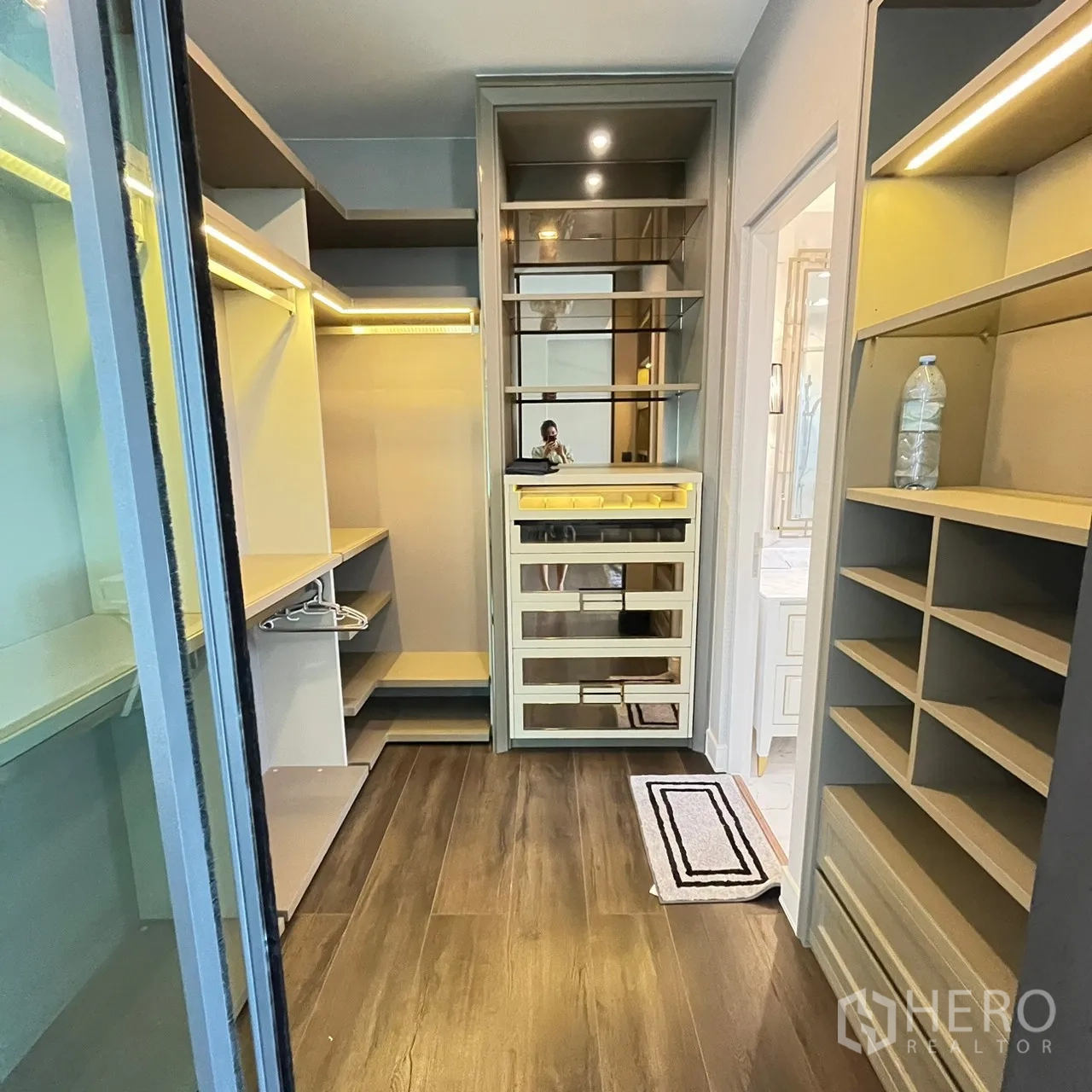 บ้าน ให้เช่าหรือขายในBang Khen, Bangkok - วอล์กอินคลอเซ็ต ชั้นวางส่องสว่างและตู้กระจก