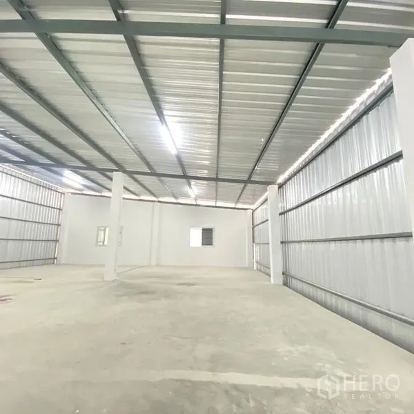 คลังสินค้า ให้เช่าในBang Khae, Bangkok - ภายในโกดังสว่างด้วยไฟ LED หลังคาเหล็ก โครงคาน และพื้นคอนกรีตแข็งแรง