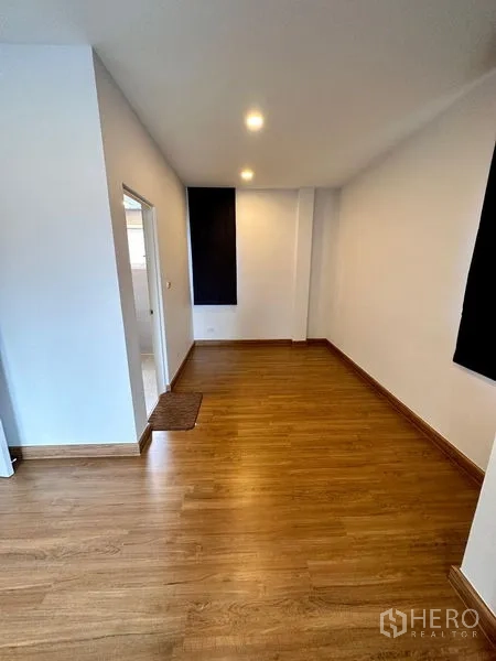 บ้าน ขายในPrawet, Bangkok - ห้องอเนกประสงค์พื้นไม้ ไฟดาวน์ไลท์ พร้อมประตูติดกับห้องน้ำ