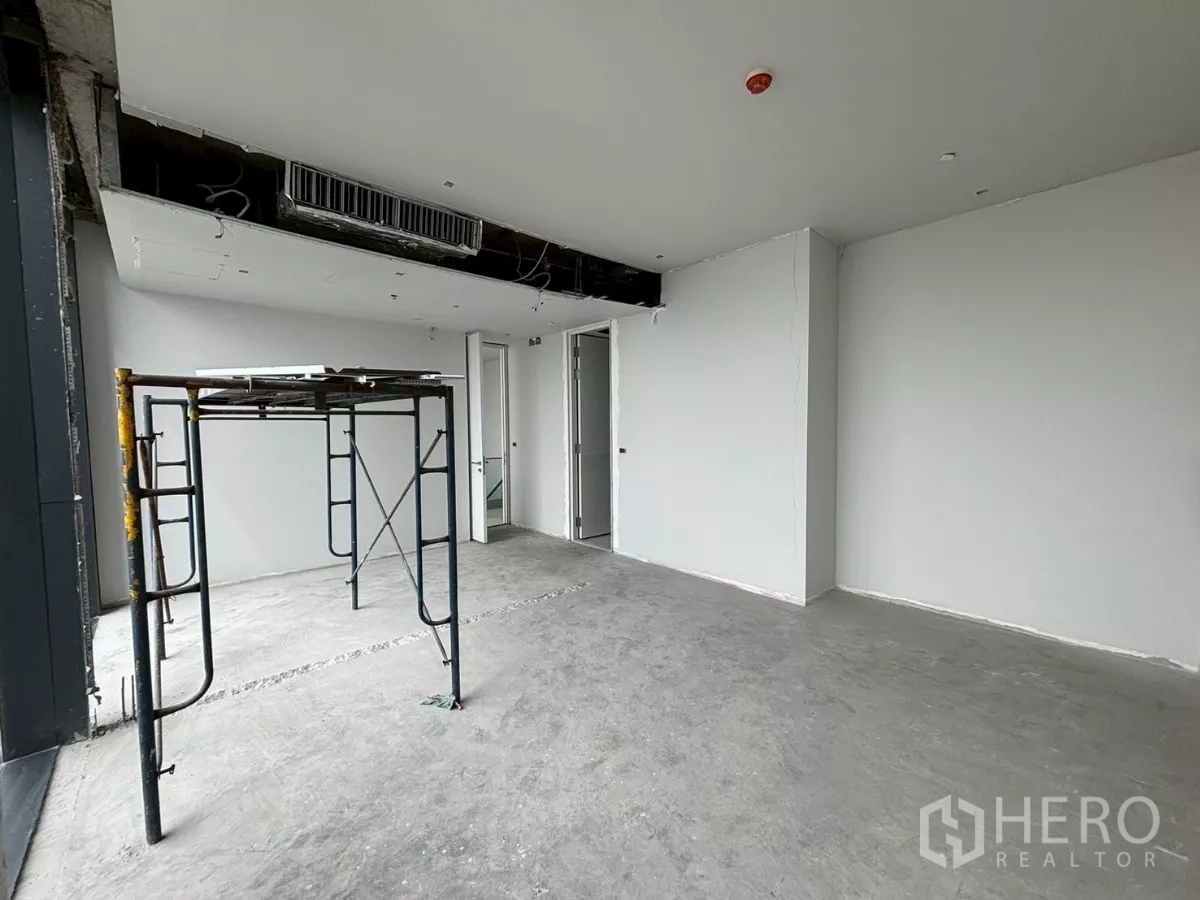 Condominium for sale in Bang Kho Laem, Bangkok - Large unfinished room with scaffold and attached bathroom, enjoying river and city views.