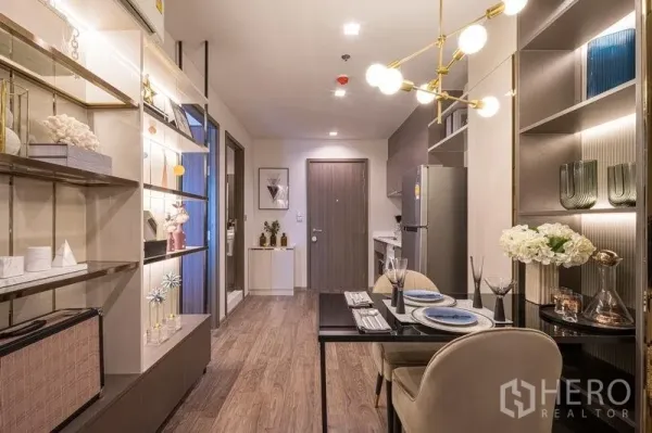 公寓 出售在Chatuchak, Bangkok - 开放式餐厨区，内置搁架与木地板及现代灯具