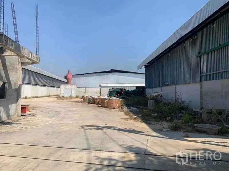 工厂 出租在Nakhon Pathom - 厂区混凝土硬化场地，适合装卸与停车。