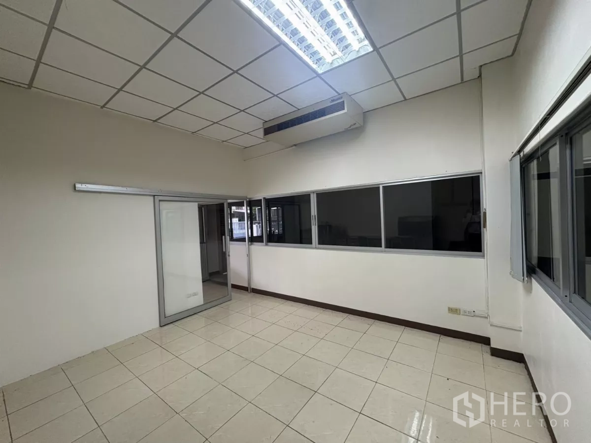 คลังสินค้า ให้เช่าในBang Phli, Samut Prakan - ห้องทำงานส่วนตัว มีหน้าต่างบานเลื่อนและแอร์